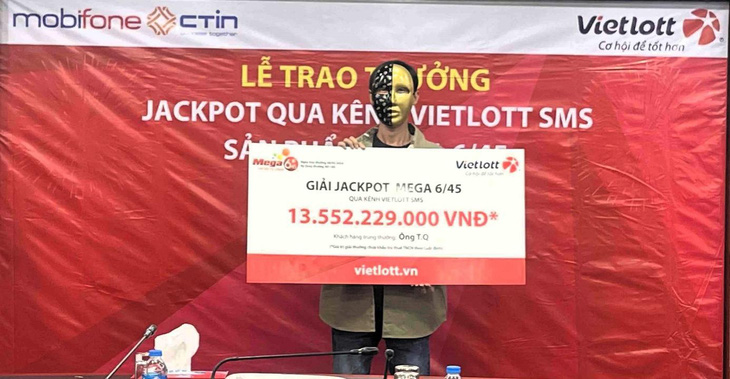 Ông T.Q. nhận giải Jackpot trị giá hơn 13,5 tỉ đồng - Ảnh: CTV