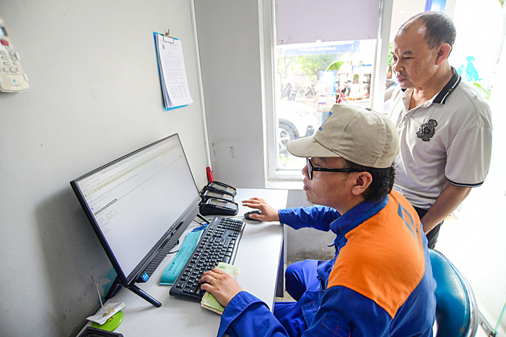 Xuất hóa đơn điện tử cho khách đổ xăng ở quận Bình Thạnh, TP.HCM - Ảnh: QUANG ĐỊNH