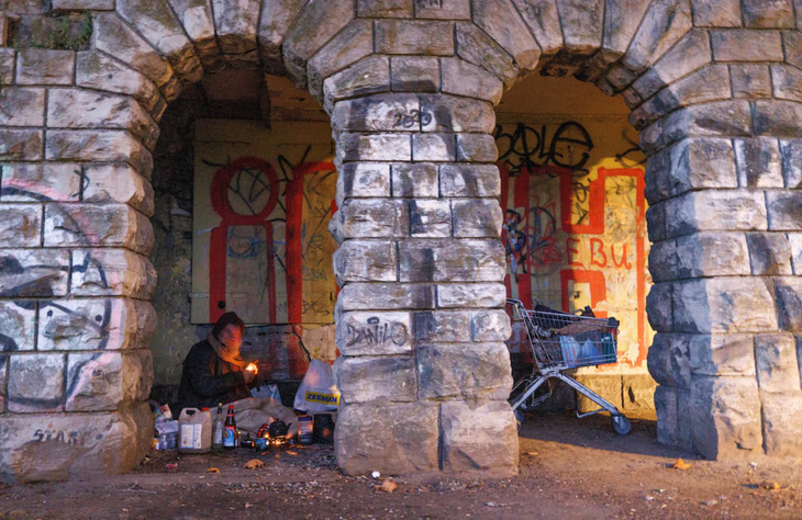 Một người vô gia cư dựng chỗ ngủ dưới mái vòm tại thành phố Berlin, Đức ngày 10-11-2023 - Ảnh: REUTERS