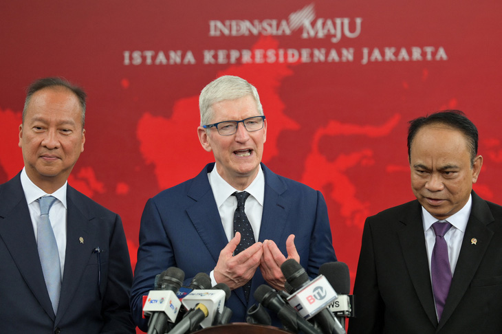 CEO Apple Tim Cook (giữa) chụp hình cùng Bộ trưởng Bộ Truyền thông và Thông tin Indonesia Budi Arie Setiadi (phải) và Bộ trưởng Công nghiệp Indonesia Agus Gumiwang Kartasasmita (trái) tại Cung điện Merdeka sáng 17-4 - Ảnh: AFP