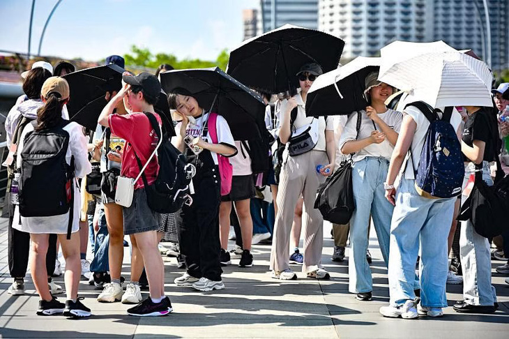 Người dân Singapore khổ sở đối mặt nắng nóng gay gắt - Ảnh: STRAITS TIMES