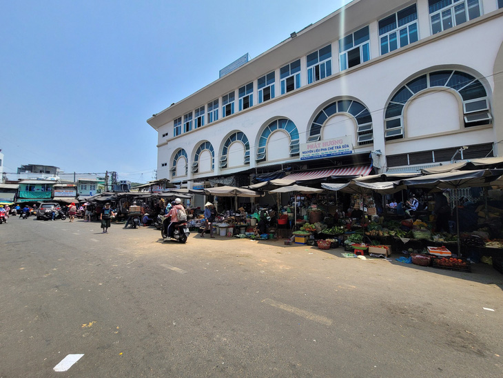 Khu vực ở chợ Đầm Nha Trang thường bị nhóm người Bảy D. cướp hàng hóa - Ảnh: TRẦN HƯỚNG