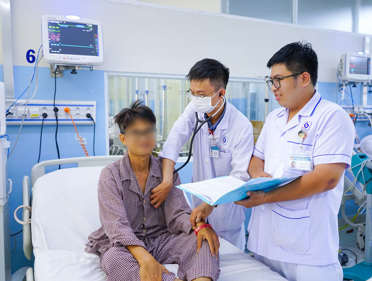 Bác sĩ Bệnh viện Nhân dân Gia Định đang thăm khám cho bệnh nhân bị đột tử khi đang chơi đá bóng - Ảnh: NGUYỄN HẠNH