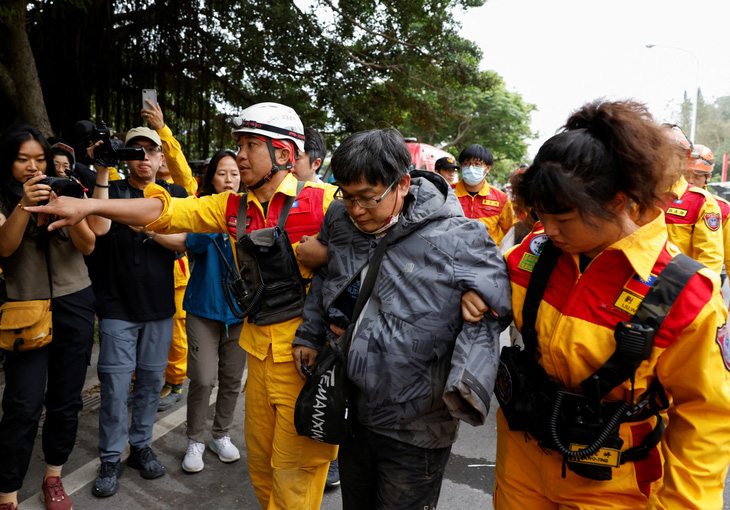 Một người dân được giải cứu sau trận động đất ở huyện Hoa Liên, Đài Loan ngày 5-4 - Ảnh: REUTERS