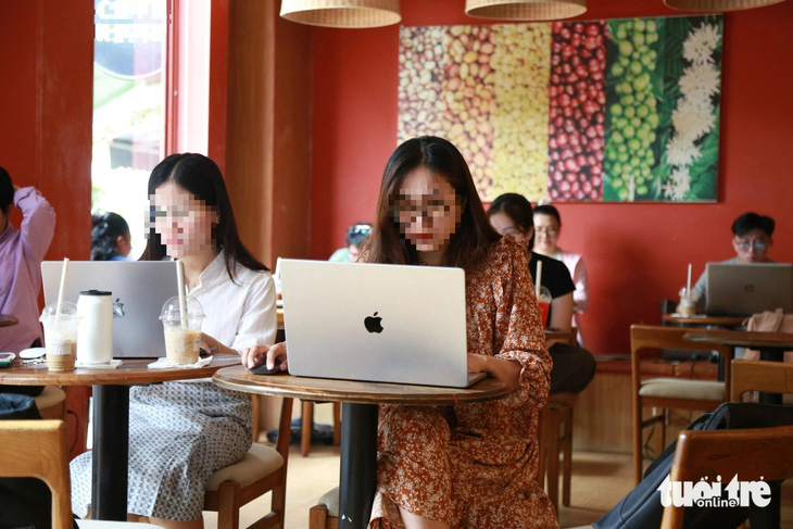 Các quán cà phê dành riêng cho dân laptop có giá đồ uống cao hơn, nhưng khách hàng thoải mái làm việc mà không cảm thấy khó chịu - Ảnh minh họa: ĐOÀN NHẠN