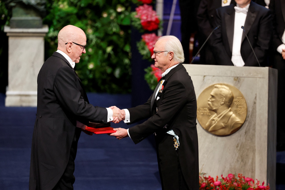Lễ trao giải Nobel trở lại sang trọng, mời đủ người thắng giải ba năm - Ảnh 5.
