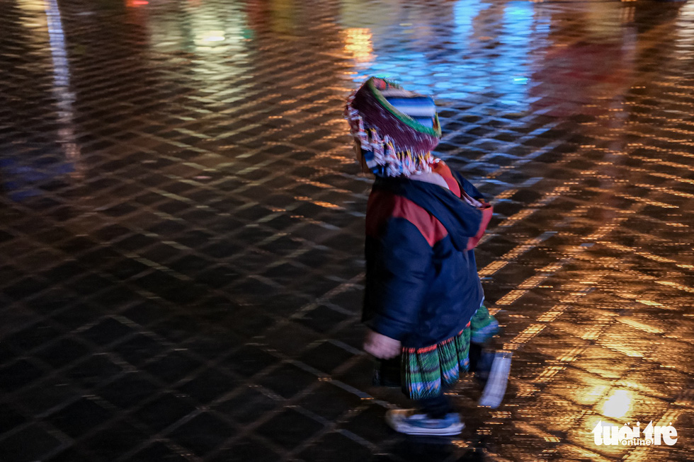 Trẻ em Sa Pa vẫn bị đẩy ra đường bán hàng trong mưa rét - Ảnh 6.