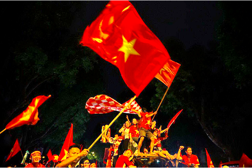 Cả nước tưng bừng mừng chiến thắng lộng lẫy của U23 Việt Nam - Ảnh 1.