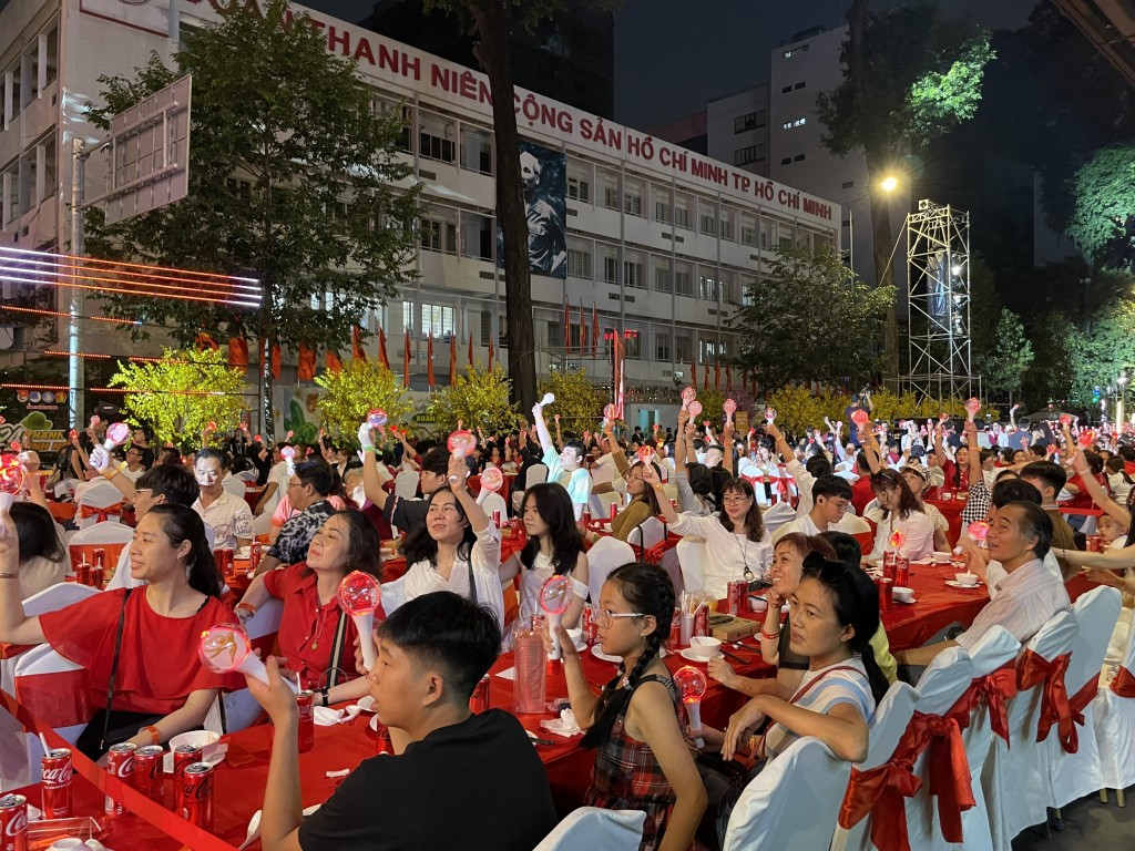 Rất đông các gia đình Việt đến tham dự chương trình