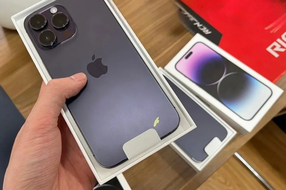 Hàng loạt iPhone 14 Pro Max tím mắm tôm gặp lỗi tróc sơn dù nguyên seal