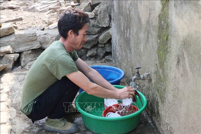 Người dân bản Làng Sảng, xã Hồng Thu (Sìn Hồ, Lai Châu) tận dụng nước sau khi dùng làm nước uống cho trâu, bò.