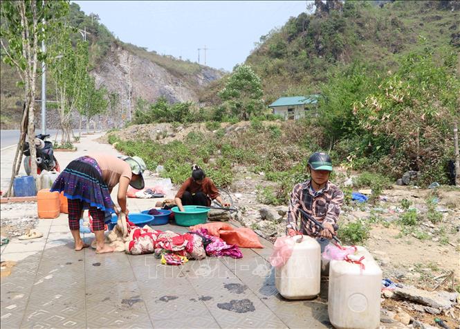 Người dân bản Làng Sảng, xã Hồng Thu (Sìn Hồ, Lai Châu) phải đi lấy nước tại thị trấn Sìn Hồ cách bản 5km.