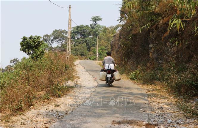 Người dân bản Làng Sảng, xã Hồng Thu (Sìn Hồ, Lai Châu) phải đi lấy nước ở thị trấn Sìn Hồ cách bản 5km.