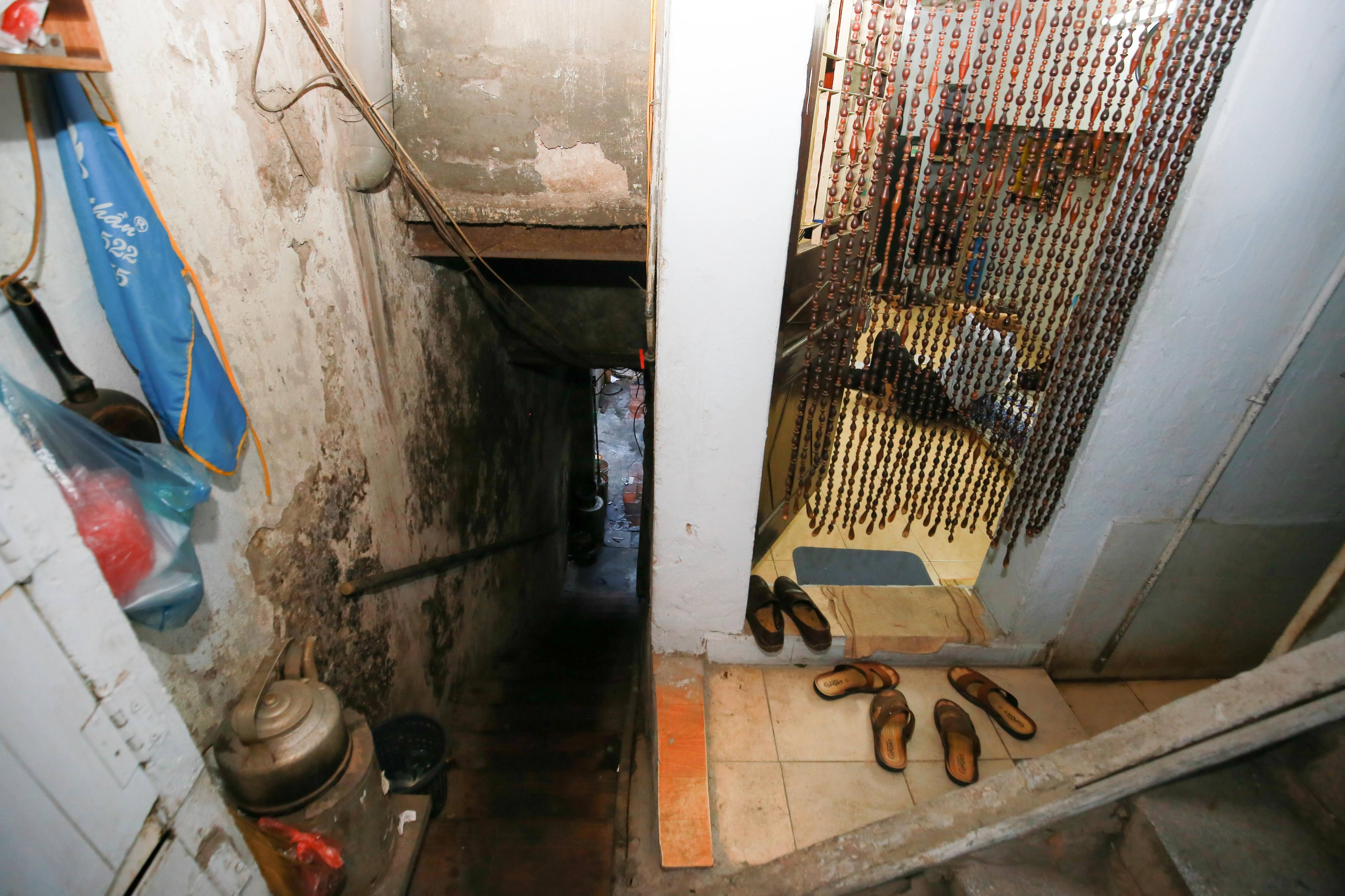 Một đêm trong nhà đất vàng 16m2 ở Hà Nội: 70 người chung một nhà vệ sinh