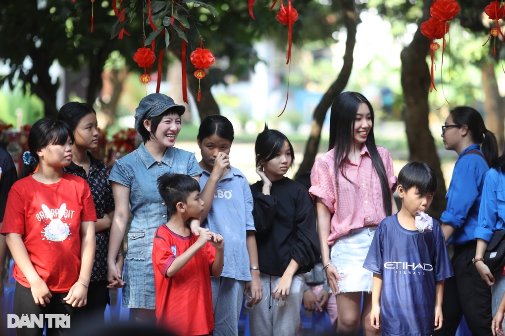 Suni Hạ Linh, Giana và dàn ca sĩ cùng Xuân yêu thương đến Làng trẻ em SOS - 7