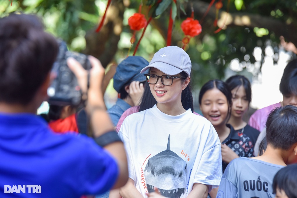 Suni Hạ Linh, Giana và dàn ca sĩ cùng Xuân yêu thương đến Làng trẻ em SOS - 6