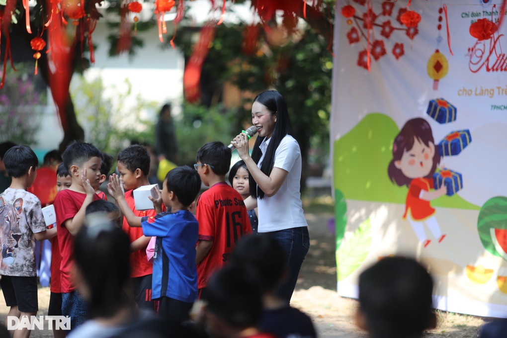 Suni Hạ Linh, Giana và dàn ca sĩ cùng Xuân yêu thương đến Làng trẻ em SOS - 10