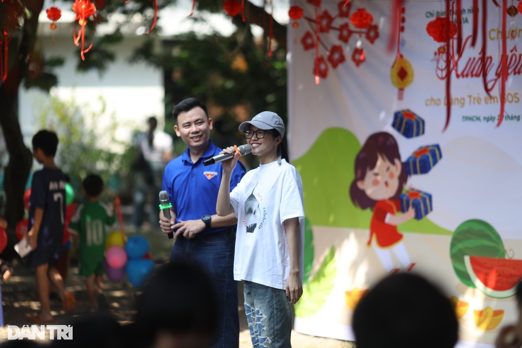 Suni Hạ Linh, Giana và dàn ca sĩ cùng Xuân yêu thương đến Làng trẻ em SOS - 5
