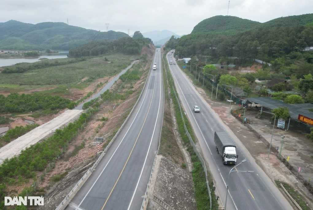Cao tốc Cam Lộ - La Sơn mãn tải, chuẩn bị cấm xe cỡ lớn - 3