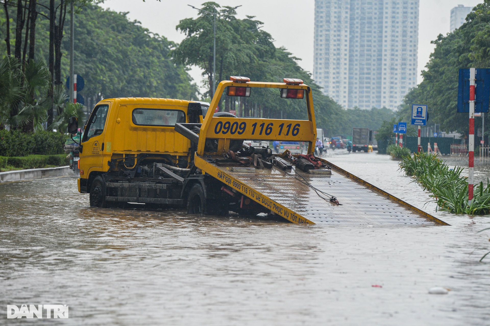 Hàng loạt ô tô ở Hà Nội bồng bềnh trong biển nước - 5