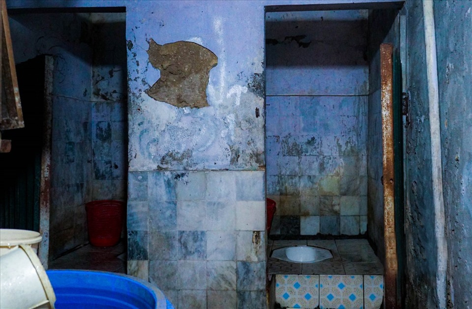 Một đêm trong nhà đất vàng 16m2 ở Hà Nội: 70 người chung một nhà vệ sinh - 7