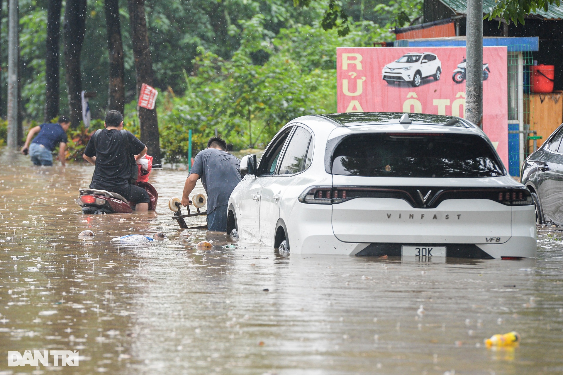 Hàng loạt ô tô ở Hà Nội bồng bềnh trong biển nước - 3