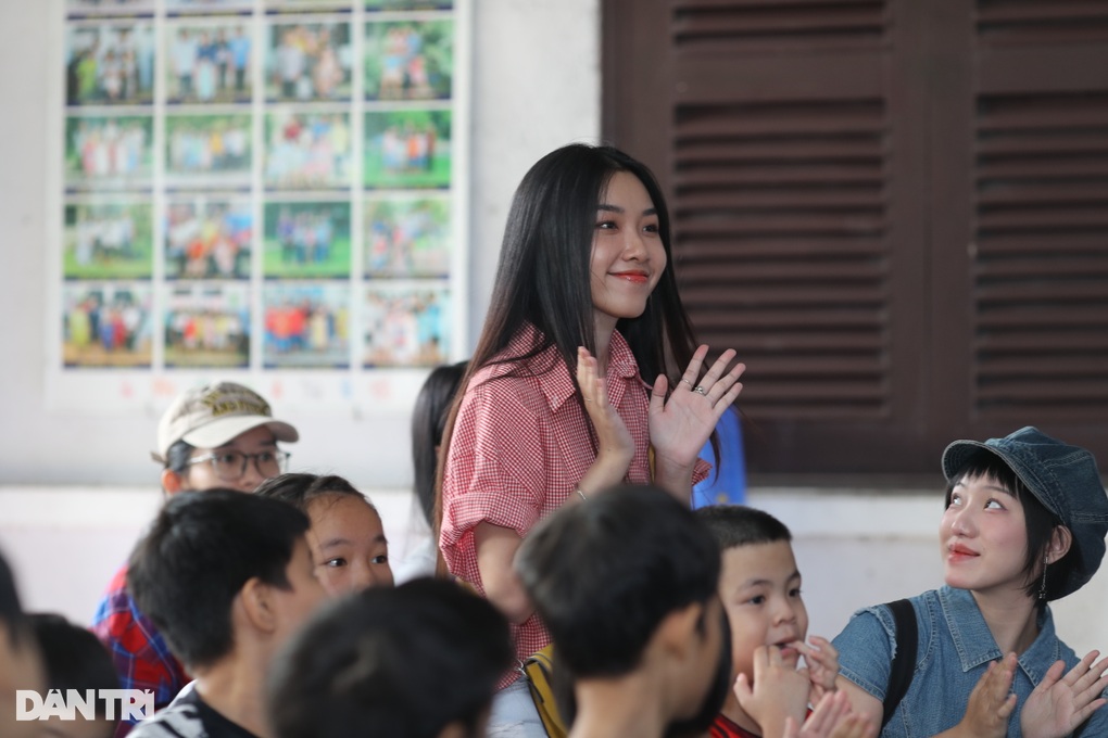 Suni Hạ Linh, Giana và dàn ca sĩ cùng Xuân yêu thương đến Làng trẻ em SOS - 1