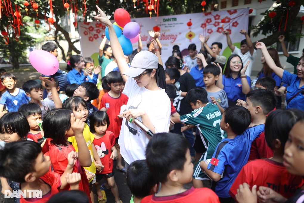 Suni Hạ Linh, Giana và dàn ca sĩ cùng Xuân yêu thương đến Làng trẻ em SOS - 12