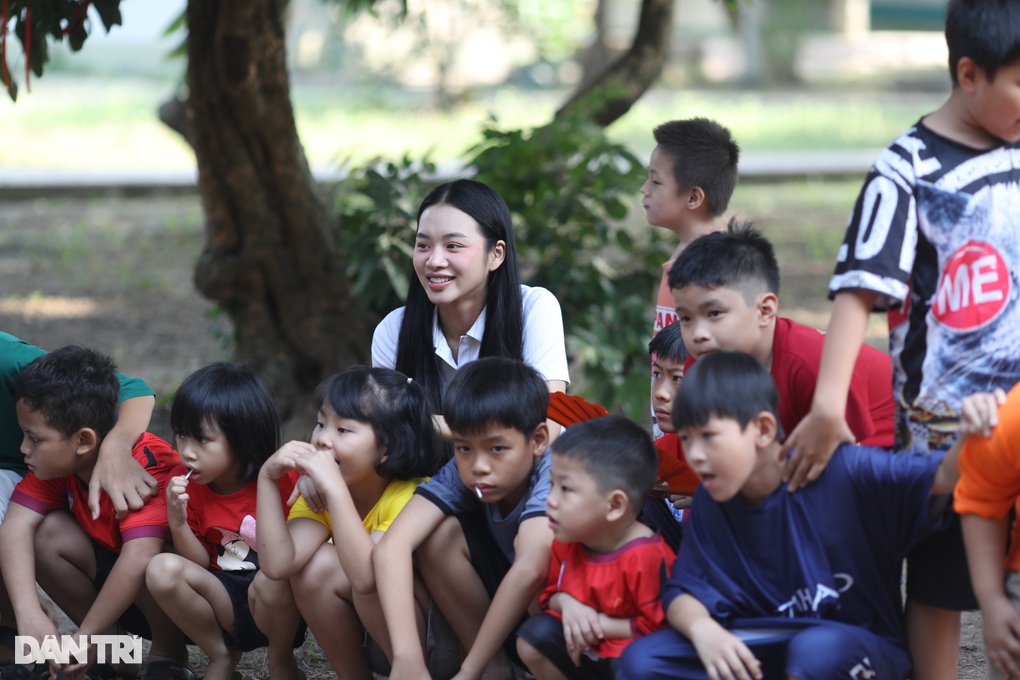 Suni Hạ Linh, Giana và dàn ca sĩ cùng Xuân yêu thương đến Làng trẻ em SOS - 4