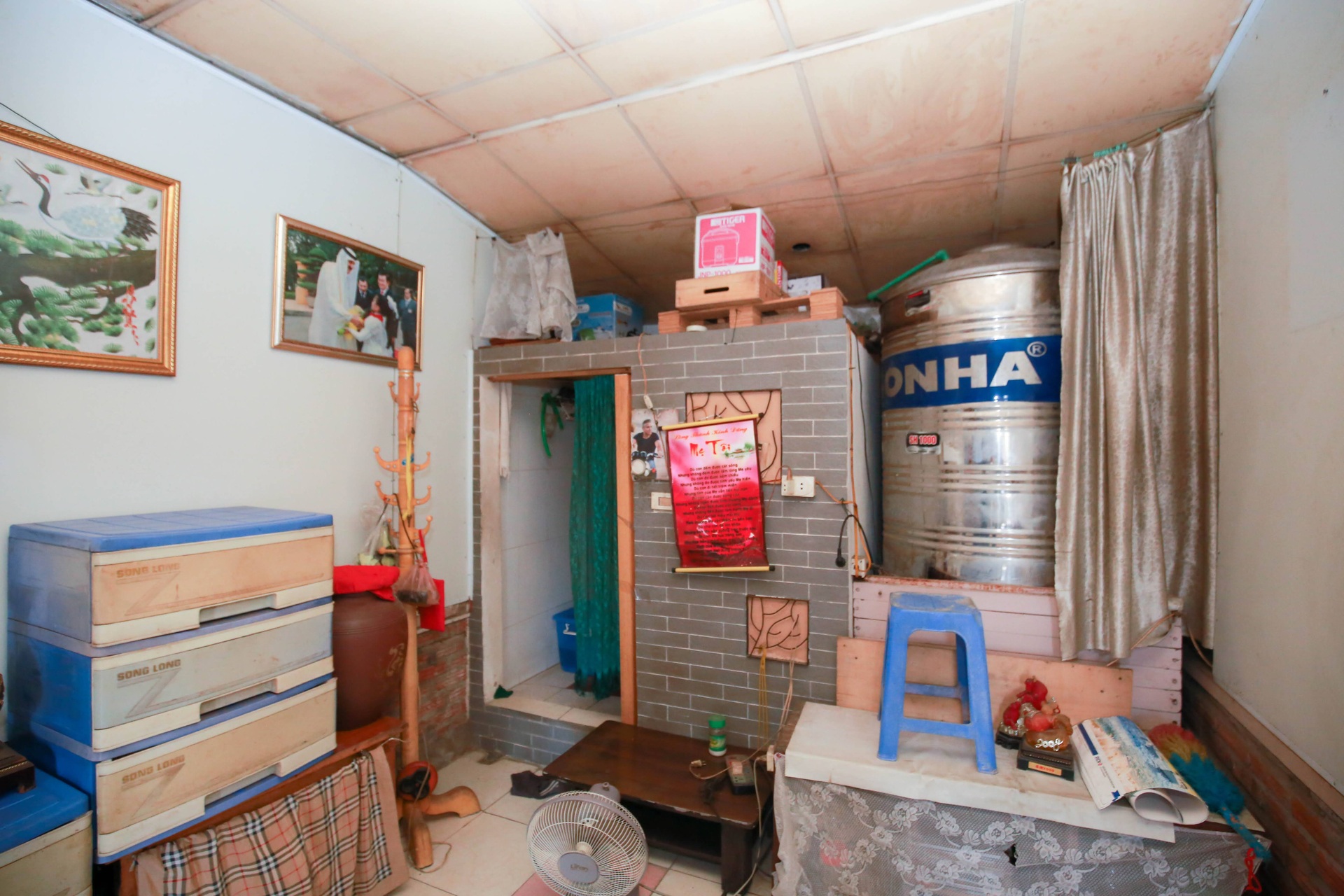 Một đêm trong nhà đất vàng 16m2 ở Hà Nội: 70 người chung một nhà vệ sinh - 3
