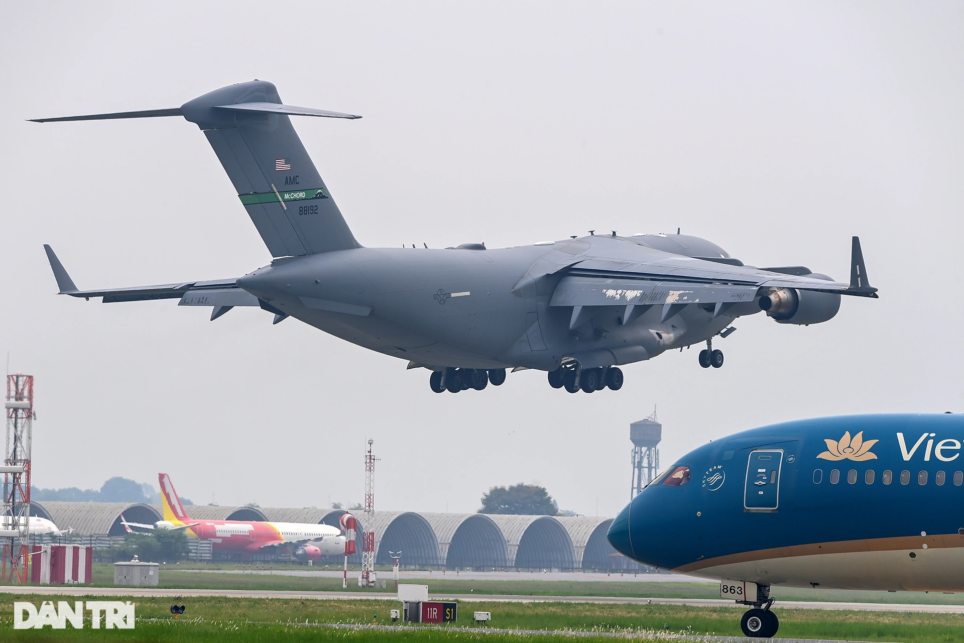 2 máy bay vận tải hạng nặng C-17 của Mỹ hạ cánh liên tiếp tại Nội Bài - 1
