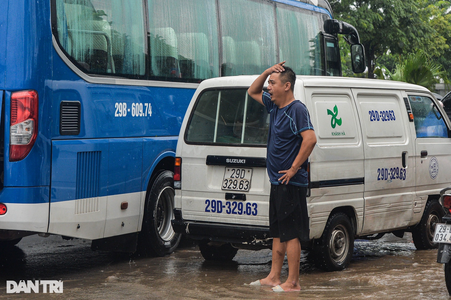 Hàng loạt ô tô ở Hà Nội bồng bềnh trong biển nước - 4