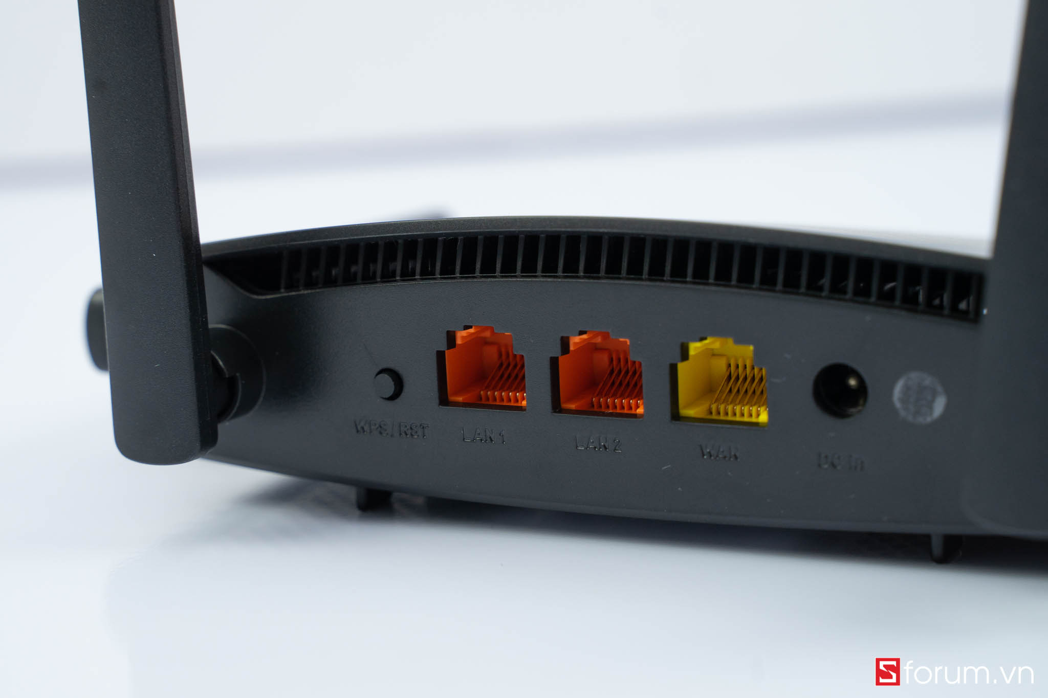 Sforum - Trang thông tin công nghệ mới nhất Totolink-AC1200-11 Mở hộp và trên tay nhanh router totolink A720R: Băng tần kép, thiết kế gọn nhẹ, giá cực hấp dẫn 