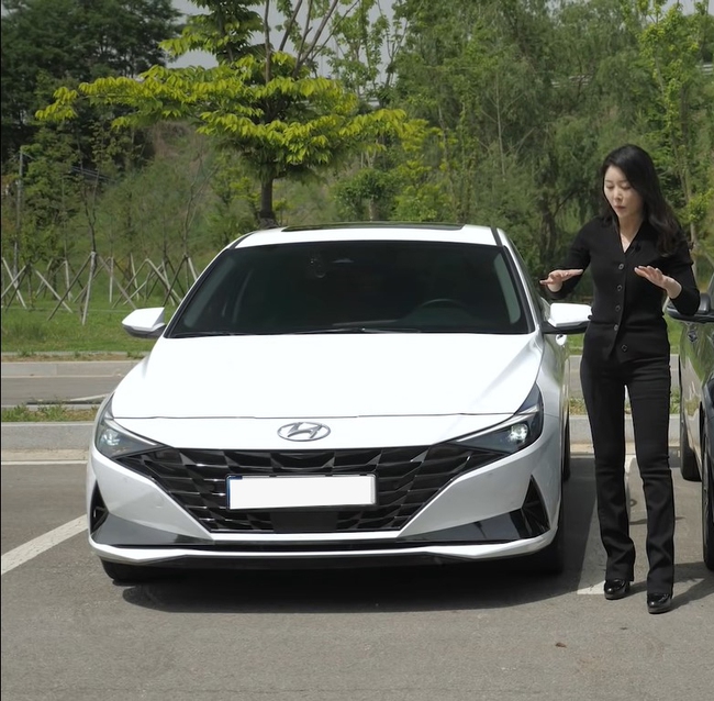 Nữ Youtuber “bóc tách” Hyundai Elantra 2022 sắp về Việt Nam - Ảnh 1.