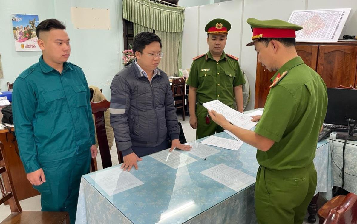 Cơ quan CSĐT C឴ô឴n឴g឴ ឴a឴n tỉnh Quảng Nam tống đạt Quyết định khởi tố vụ án, khởi tố bị can, thực hiện lệnh bắt tạm giam đối với Hà Hải Đăng (đứng thứ 2 bên trái).