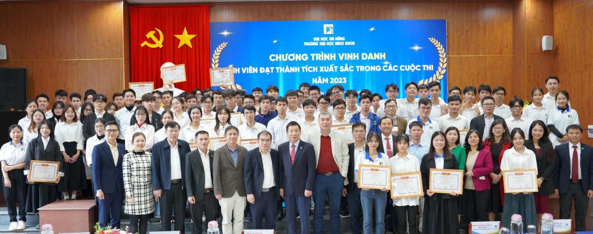 Trường ĐH Bách khoa khen thưởng, vinh danh 152 sinh viên đạt giải cao, có thành tích xuất sắc trong các cuộc thi.