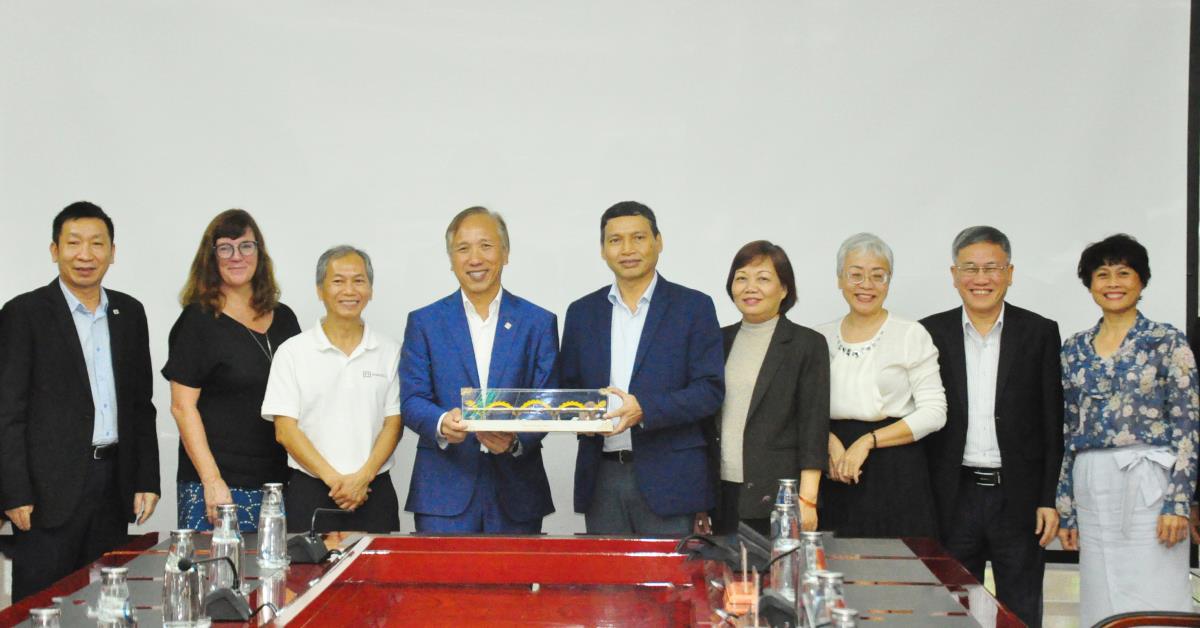 Phó Chủ tịch Thường trực UBND thành phố Hồ Kỳ Minh (thứ 5 từ phải sang) tặng quà lưu niệm cho lãnh đạo Công ty Marvell.