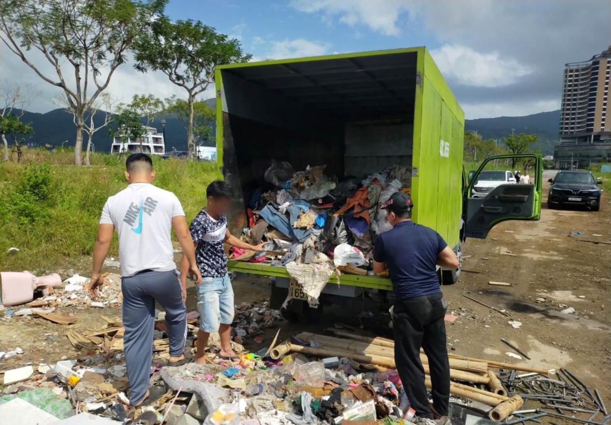 Xe tải lén đổ rác bị phát hiện.