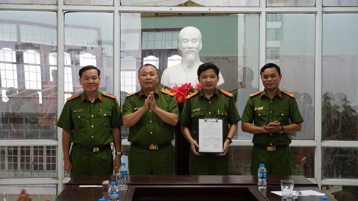 Đại tá Huỳnh Bảo Nguyên trao thưởng cho tập thể Phòng Cảnh sát điều tra tội phạm về ma túy.