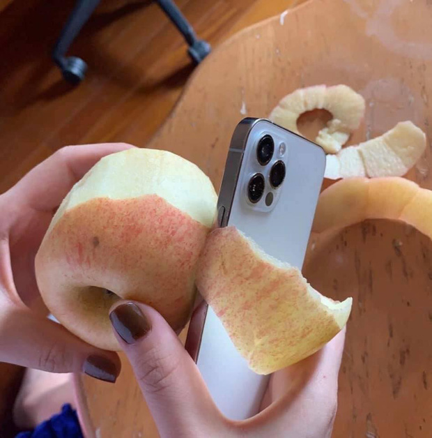  Khi muốn ăn táo mà không có dao, bạn có thể gọt vỏ bằng... iPhone 12 - Ảnh 1.