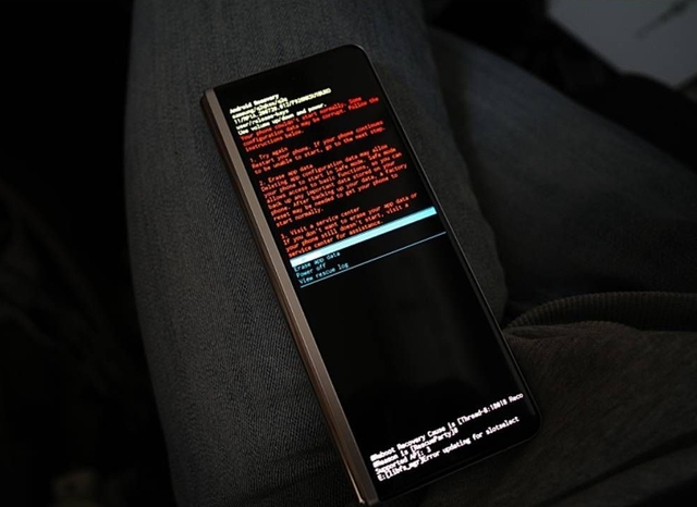 Galaxy Z Fold3 và Z Flip3 biến thành "cục gạch" sau khi cập nhật lên Android 12 - Ảnh 2.