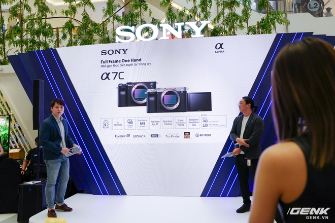 Máy ảnh thay ống kính Full Frame nhỏ nhất của Sony chính thức bán ra tại thị trường Việt Nam, giá 41,99 triệu đồng cho thân máy - Ảnh 1.