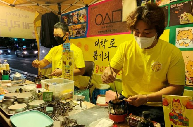 Hàn Quốc: Kiếm 19 triệu đồng/ngày nhờ bán kẹo đường giống trong Squid Game - Ảnh 4.
