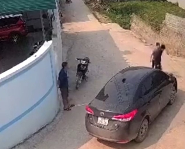 Video nam sinh bị đánh tới tấp sau khi va vào ô tô- Ảnh 1.