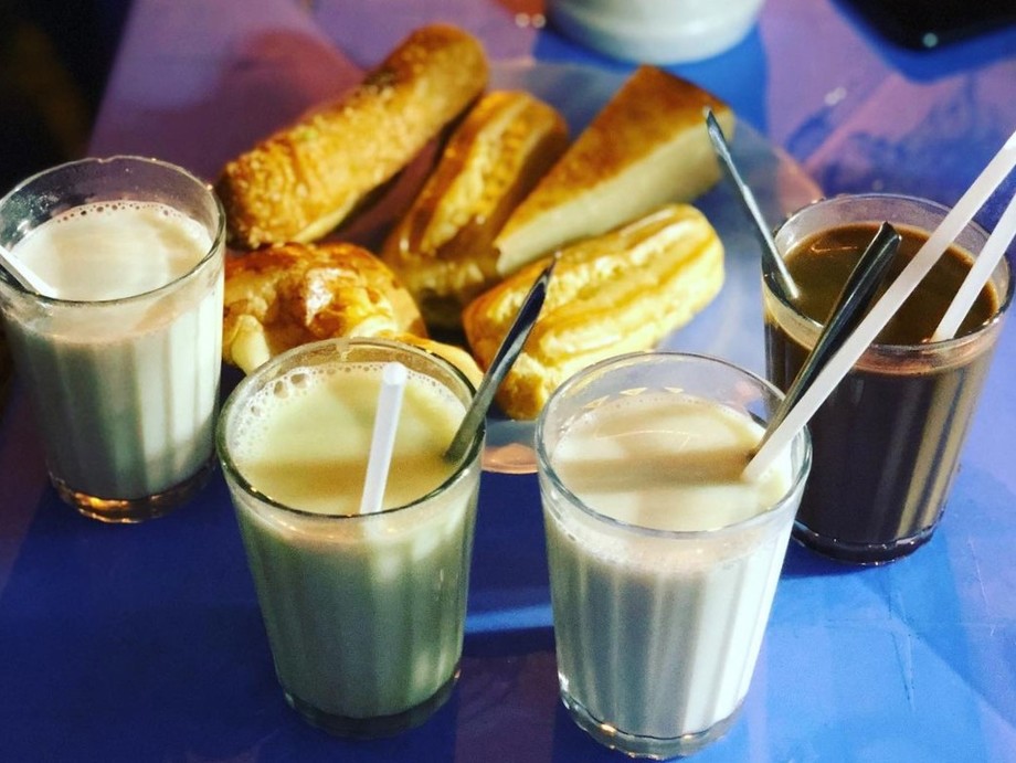 Sữa đậu nành, bánh ngọt. Ảnh: @tuyettrinh305/Instagram