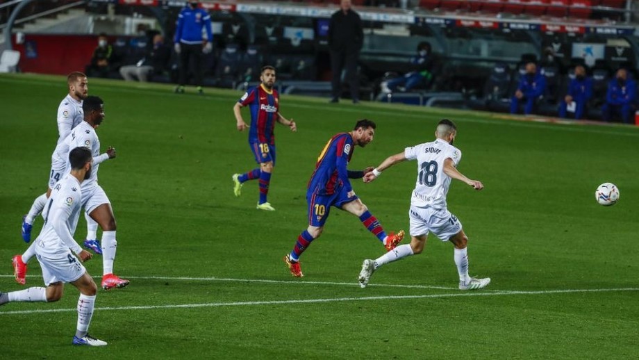 Messi mở tỷ số trận đấu. Ảnh: AP.
