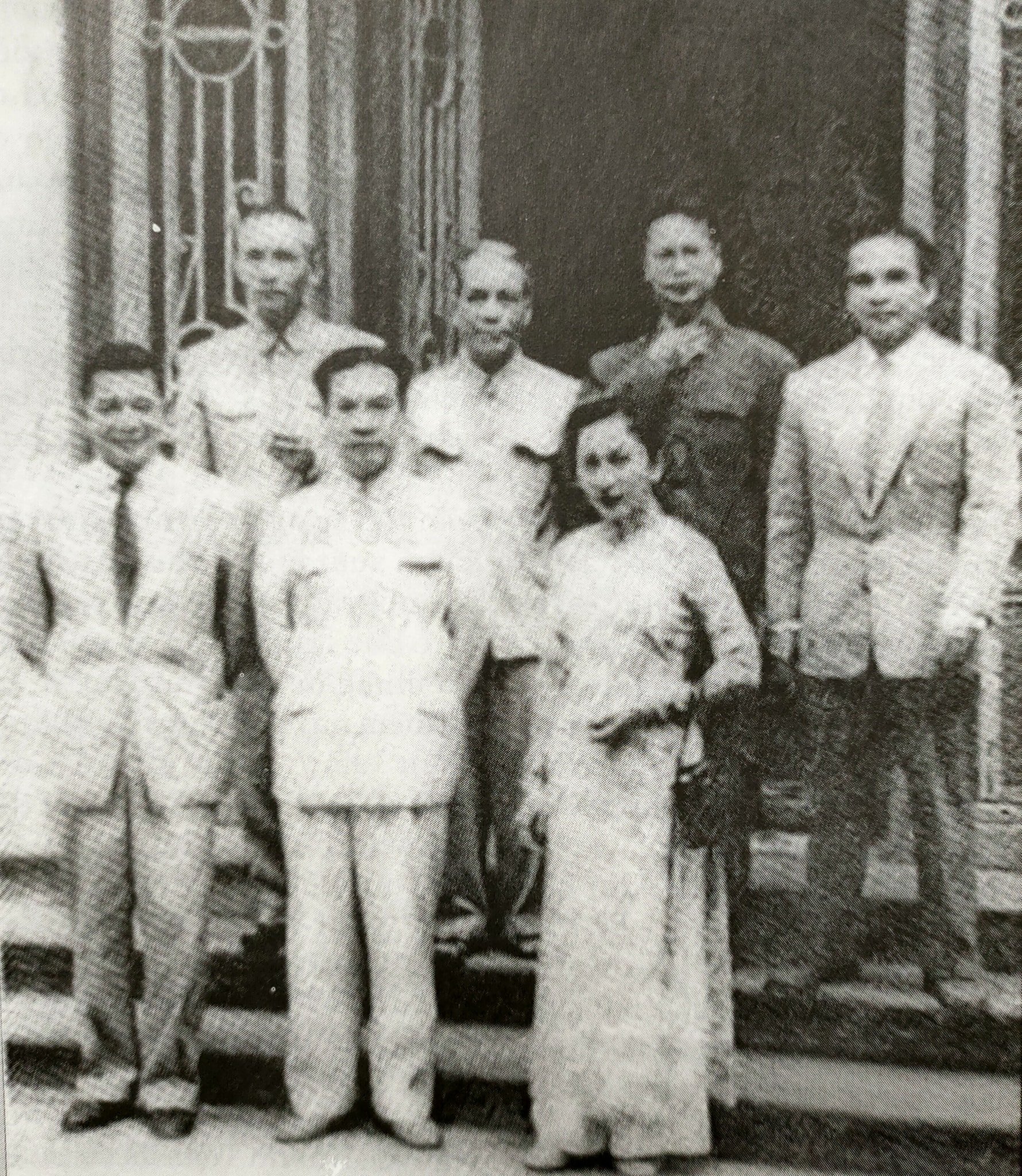 GS Trần Đức Thảo (hàng sau, thứ 2 từ phải qua) cùng các đồng nghiệp giảng dạy Đại học tại Hà Nội năm 1955. Ảnh: Tư liệu KMS.