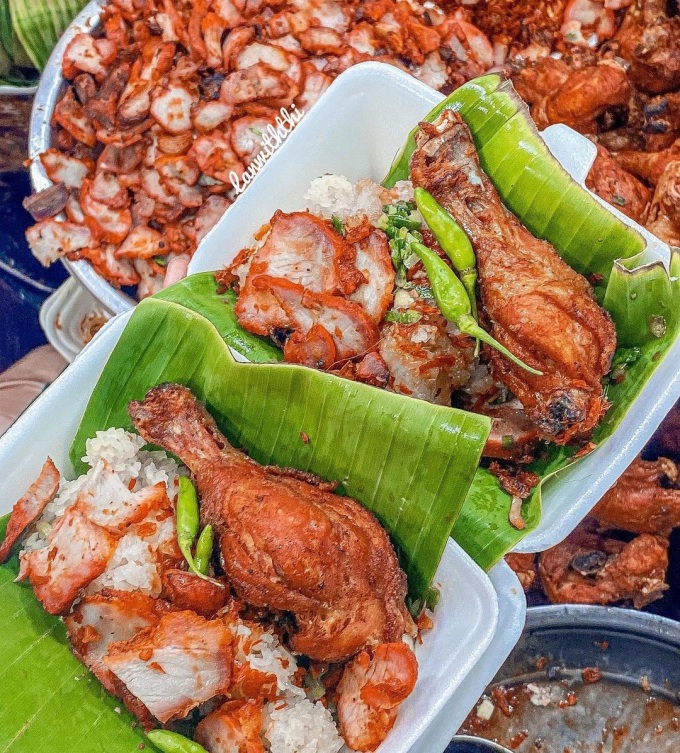 Món xôi gà kèm thịt xá xíu nổi tiếng ở chợ Bà Chiểu, quận Bình Thạnh. Ảnh: @lanwiththi/Instagram.