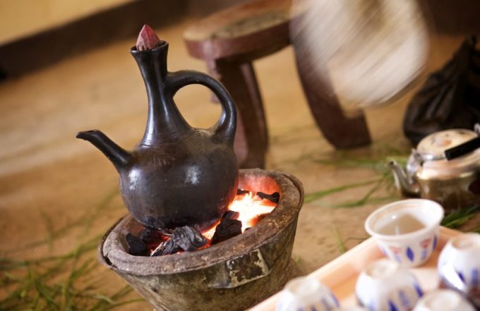 EthiopiaỞ Ethiopia, nơi được cho là khai sinh ra cà phê, các nghi lễ truyền thống của việc uống cà phê được coi là một phần đặc sắc của văn hóa dân gian. Quy trình pha chế và phục vụ cà phê kéo dài 2 tiếng. Buna là tên gọi cà phê ở đây, và được phục vụ cùng muối hoặc bơ, thay vì đường. Ảnh: Sinethemba