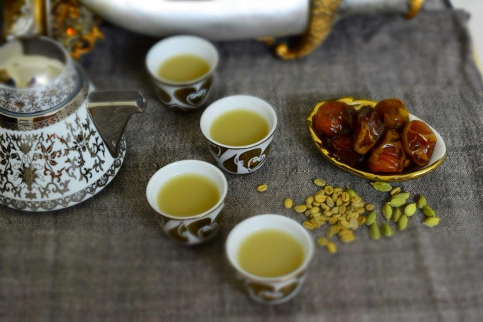 Arab SaudiQahwa là công thức pha cà phê truyền thống của người Arab và là một trong những thức uống phổ biến nhất trong nền ẩm thực Arab. Qahwa được làm từ hạt cà phê xanh và bạch đậu khấu. Nó thường được phục vụ từ một bình cà phê đặc biệt gọi là dallah và rót vào những chiếc cốc nhỏ không có tay cầm. Thức uống này xuất hiện trong mọi sự kiện xã hội hay đám cưới, tiệc tùng. Văn hóa cà phê ở các quốc gia Arab cũng tuân theo nguyên tắc mời người lớn tuổi trước. Người dân thường uống cà phê kèm chà là khô ngọt để át đi vị đắng. Ảnh: Tumgir